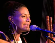 Descubre la fascinante trayectoria de Eric Wainaina: el talentoso cantante, compositor y guitarrista que fusiona el pop afrobeat y la música tradicional africana