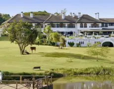 Descubre la experiencia de lujo en el Hotel Fairmont Mount Kenya Safari Club en Nanyuki, Kenia