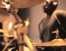 Descubre a Just A Band: La ecléctica fusión de pop, electro y funk que te hará bailar